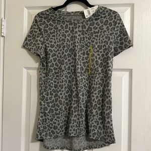 ZOE + LIV gray leopard print top Small Short-Sleeve